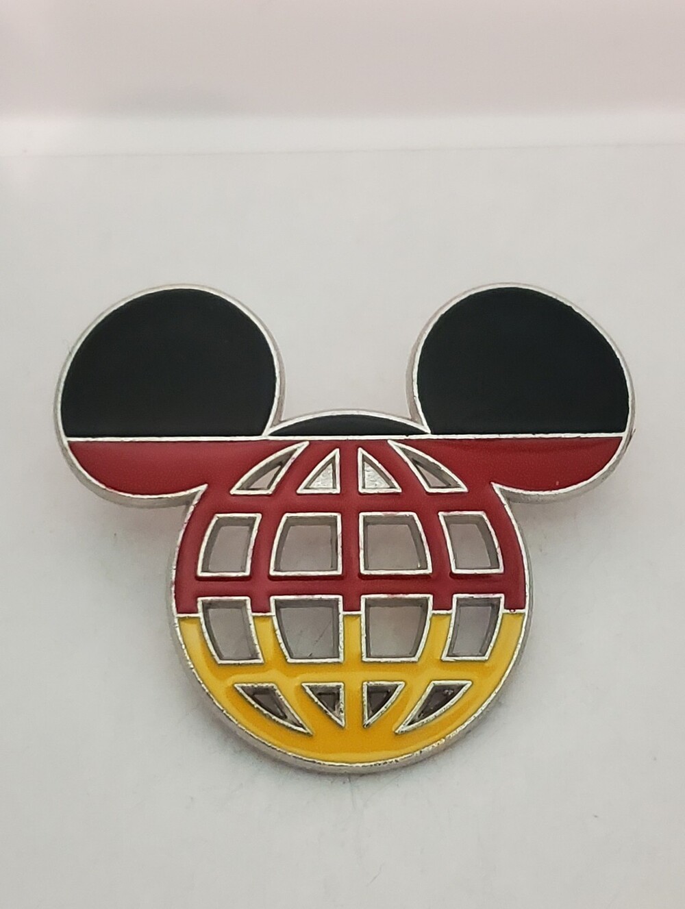 Disney Pin Trading Germany Lattice Flag Mickey Mouse Globe World Showcase Pin